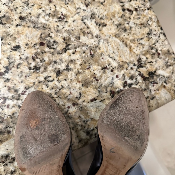 Black patent leather size 6 Sergio Rossi heels. Very used - Picture 6 of 7